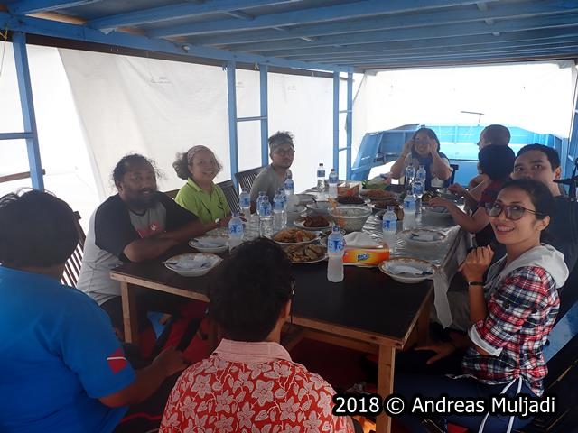 Makan siang di atas kapal