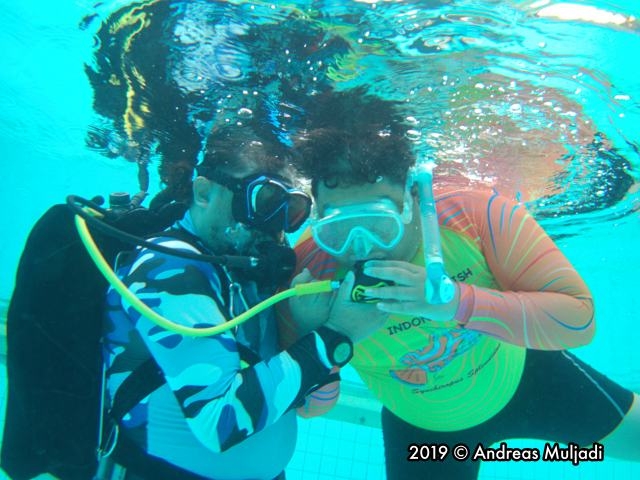 Breathing the scuba with hand guiding