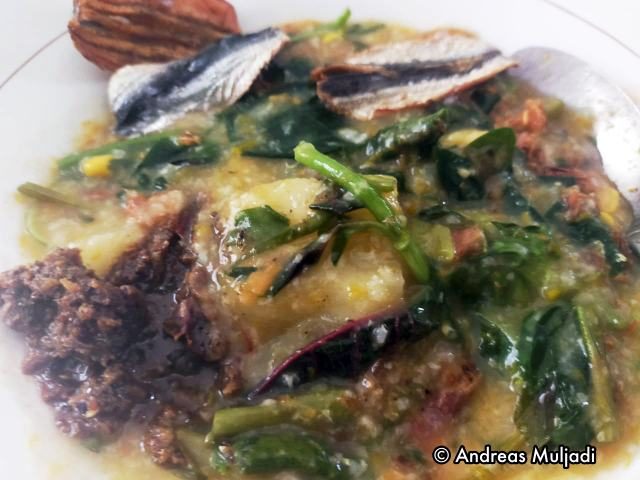 Bubur Manado bersama sambal ikan roa