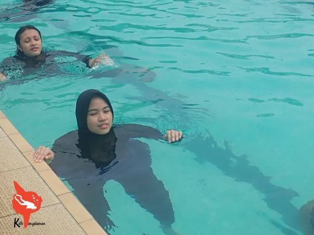 Takut-takut saat mencoba masuk dunia air