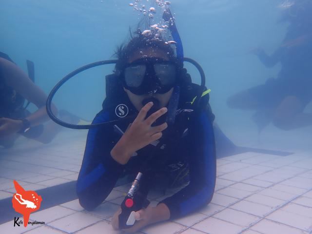 Menikmati bernafas di bawah air